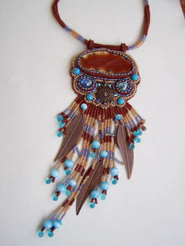 кулон из бисера