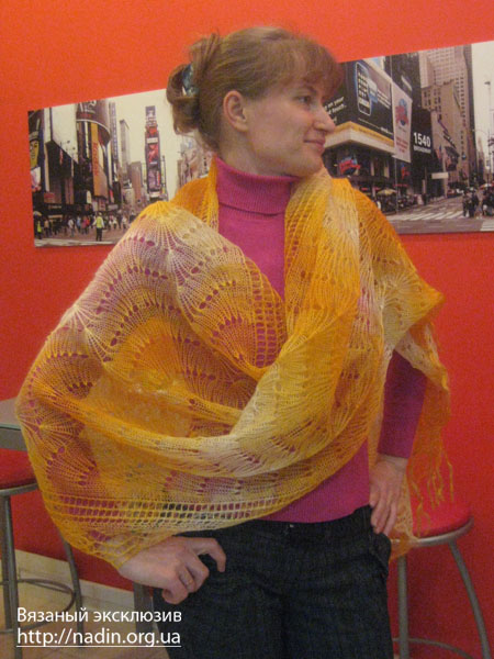 пуховый рыжий палантин